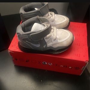 Infant Nikes size 5c just needs to be washed